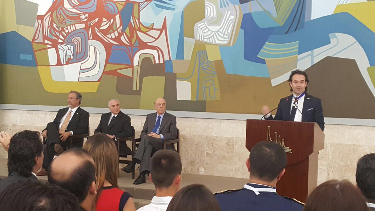 El Gobierno de Brasil condecoró al Alcalde de Medellín